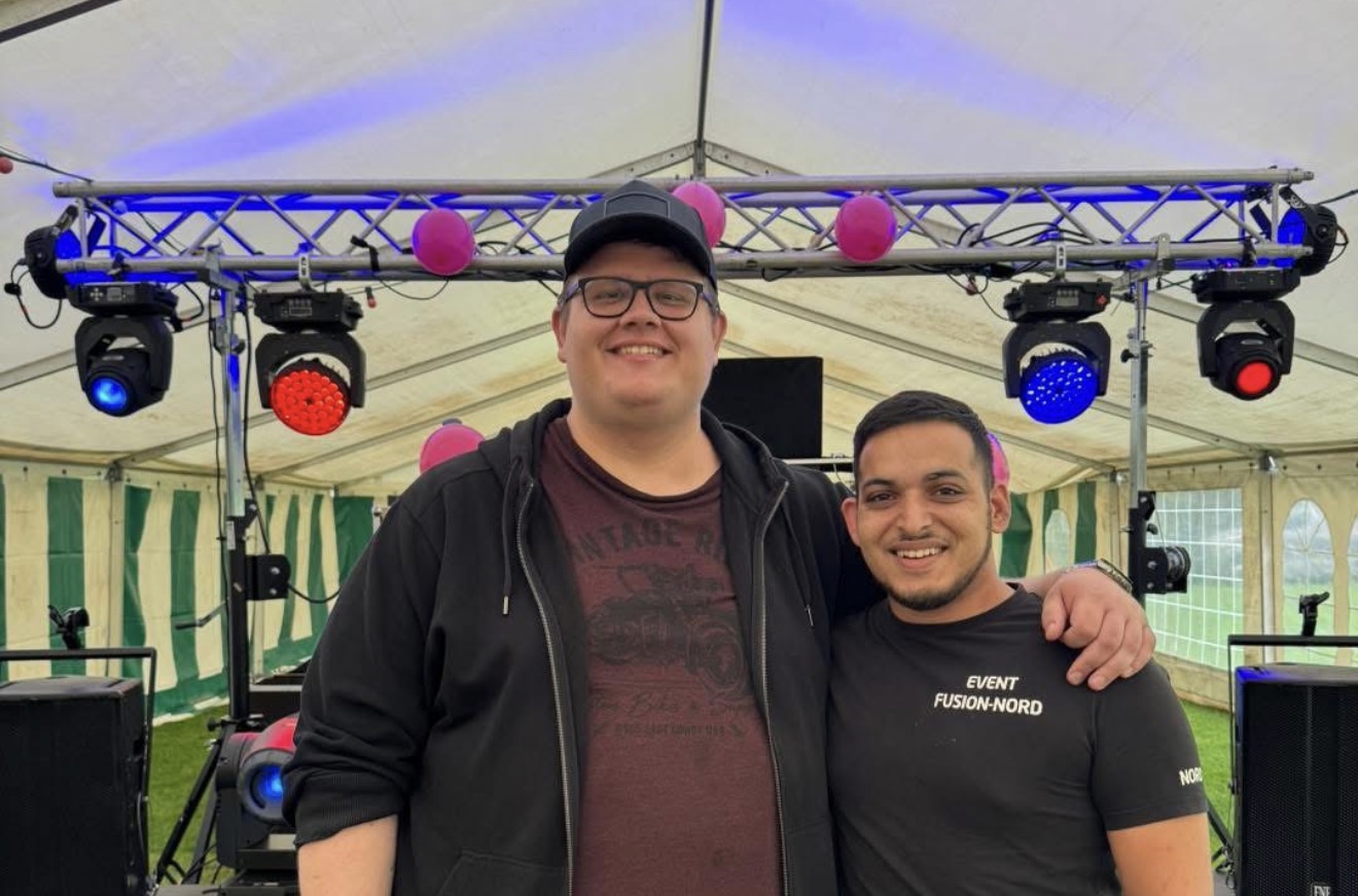 To kolleger fra Fusion Nord foran deres eventopsætning